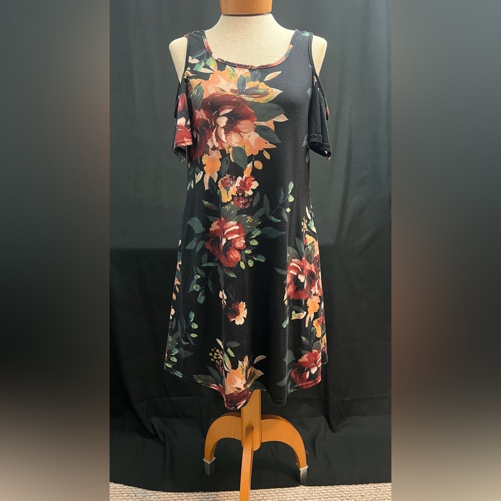 EUC - cold shoulder black and floral mini dress with pockets Size M - no brand